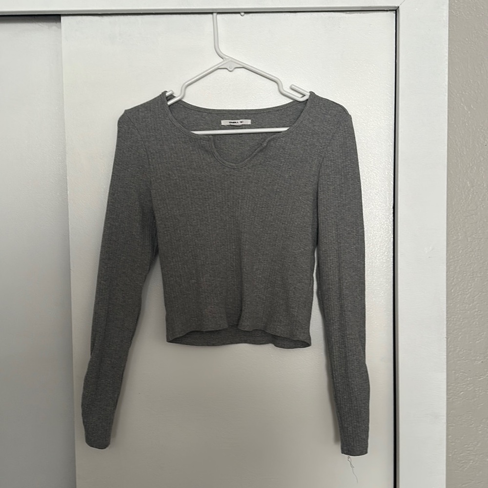 grey long-sleeved bodycon crop top.